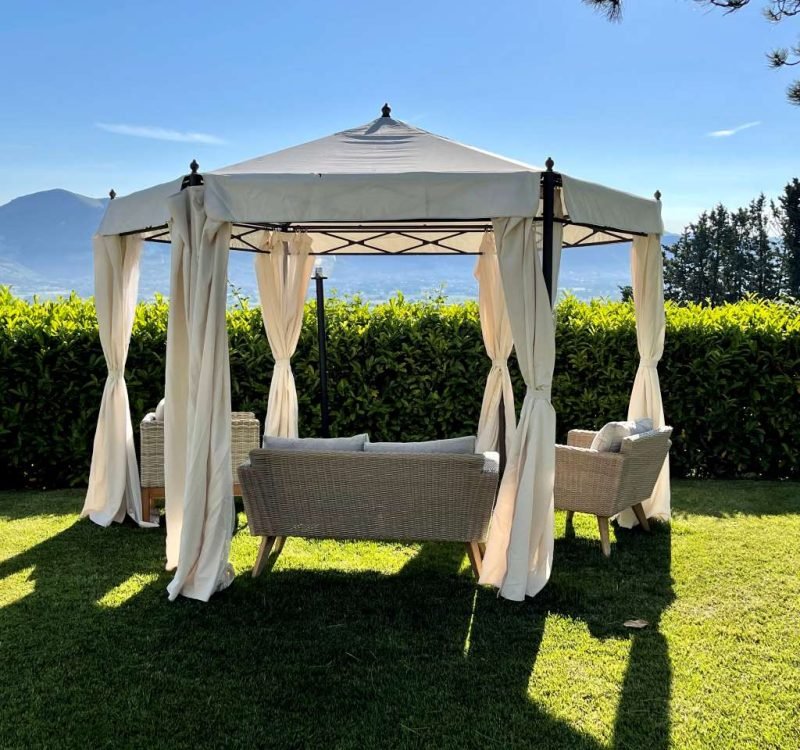 Un gazebo nel giardino dell’agriturismo di charme la panoramica gubbio in umbria